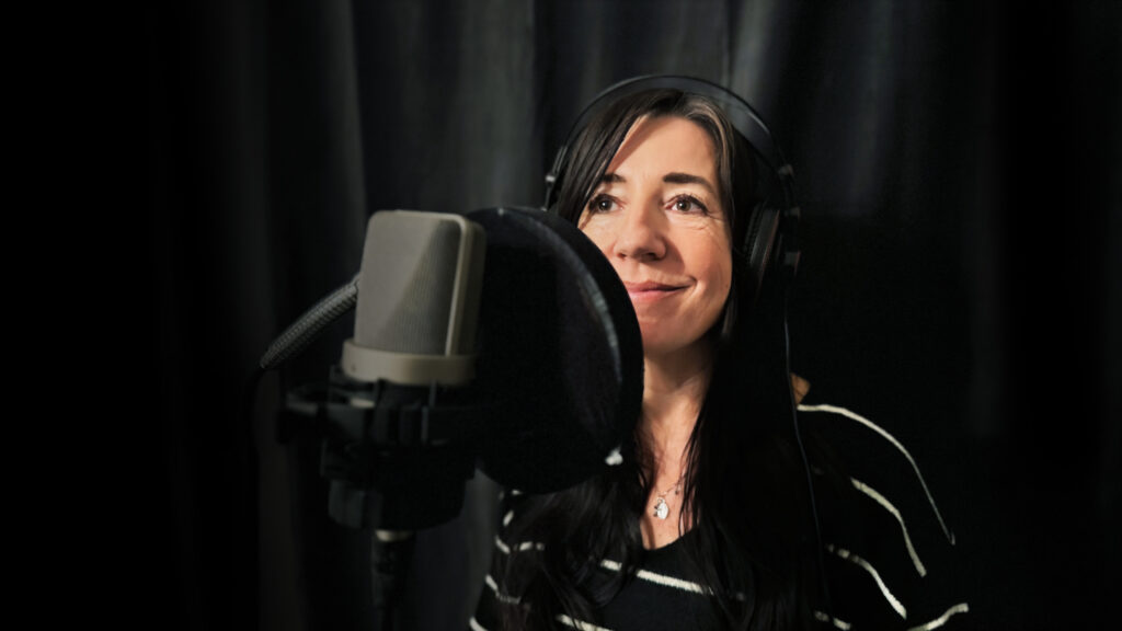 Doris Knauseder spricht in ihr Mikrofon